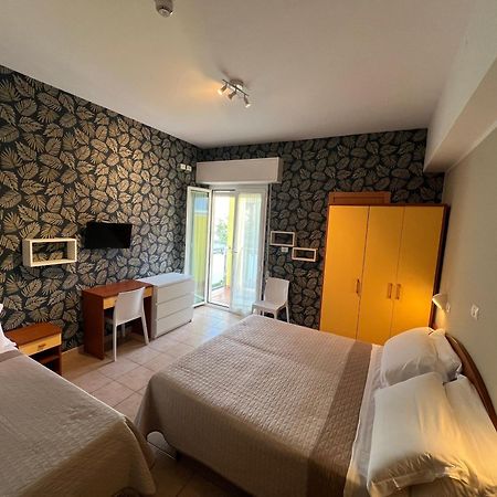 Lotus Hotel All Inclusive & Spiaggia Римини Екстериор снимка