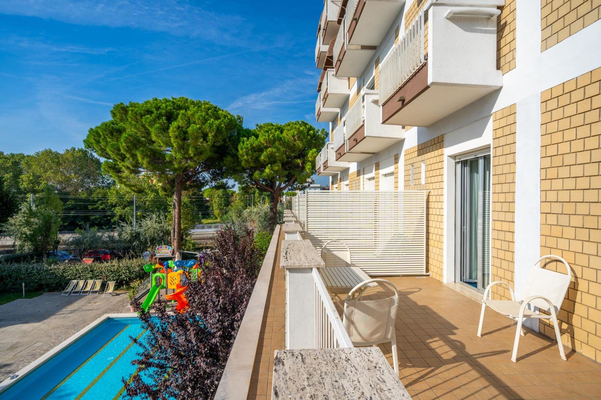 Lotus Hotel All Inclusive & Spiaggia Римини Екстериор снимка