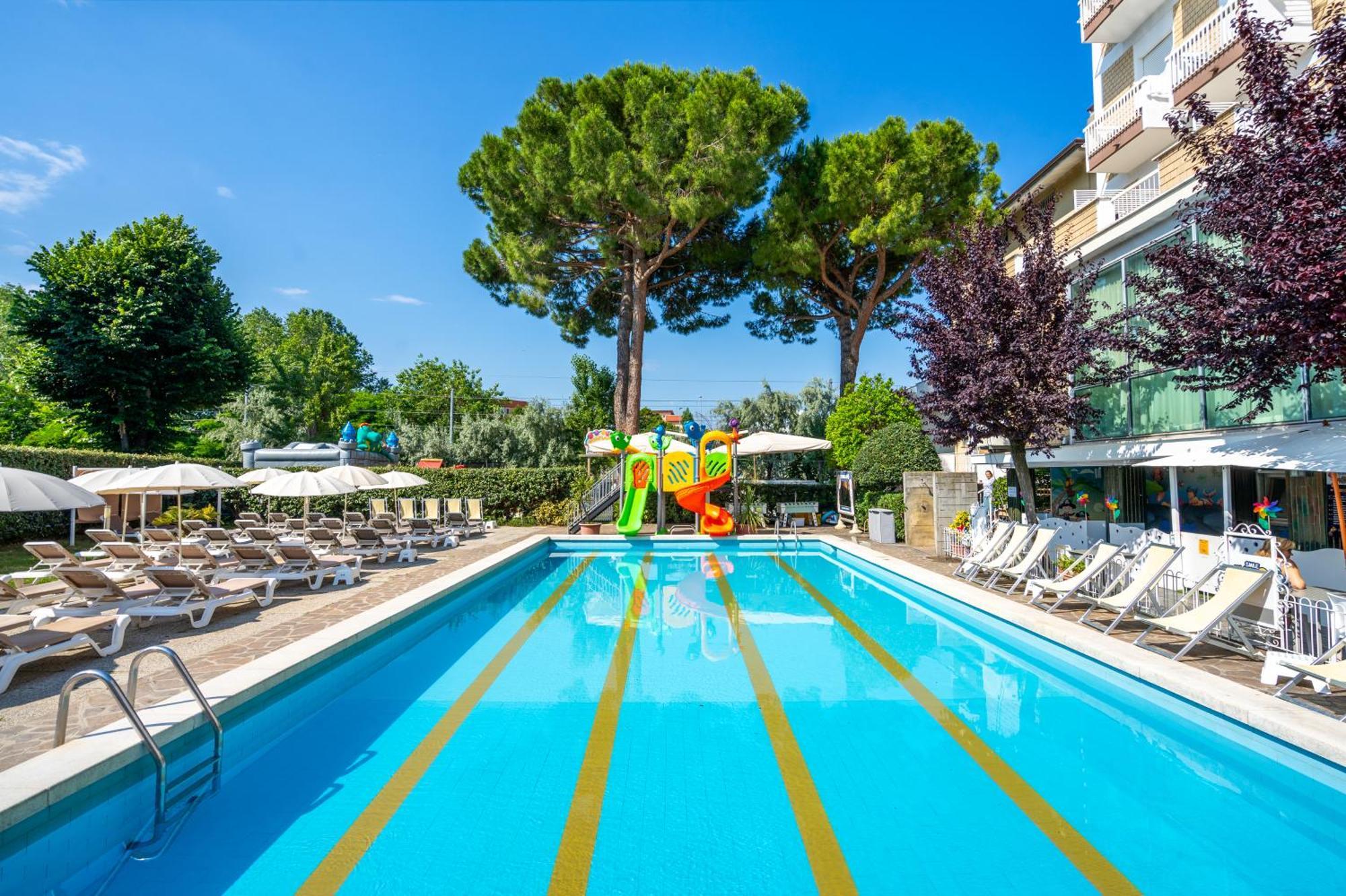 Lotus Hotel All Inclusive & Spiaggia Римини Екстериор снимка